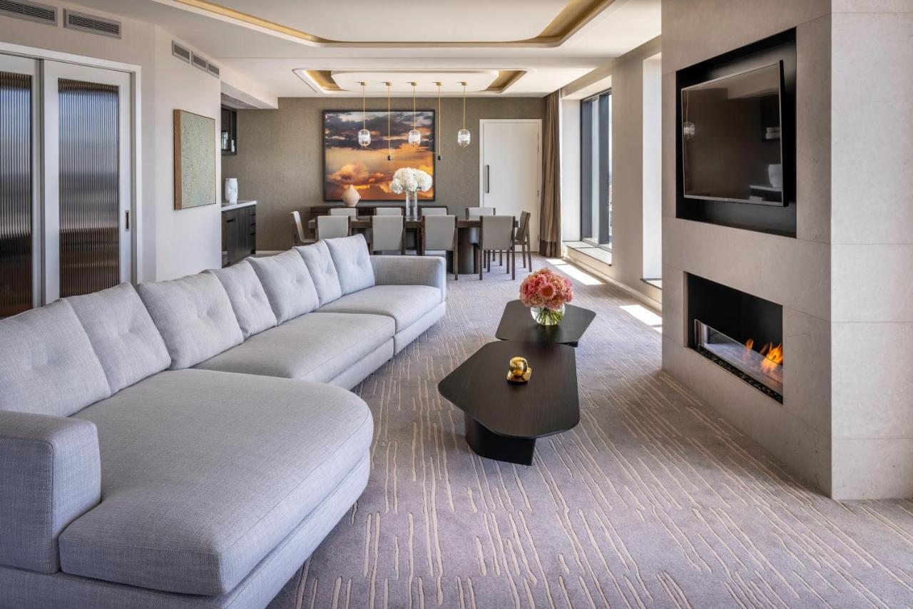 奥克兰柯蒂斯朗廷酒店集团 外观 照片 A living room in a penthouse at The Ritz-Carlton, Chicago